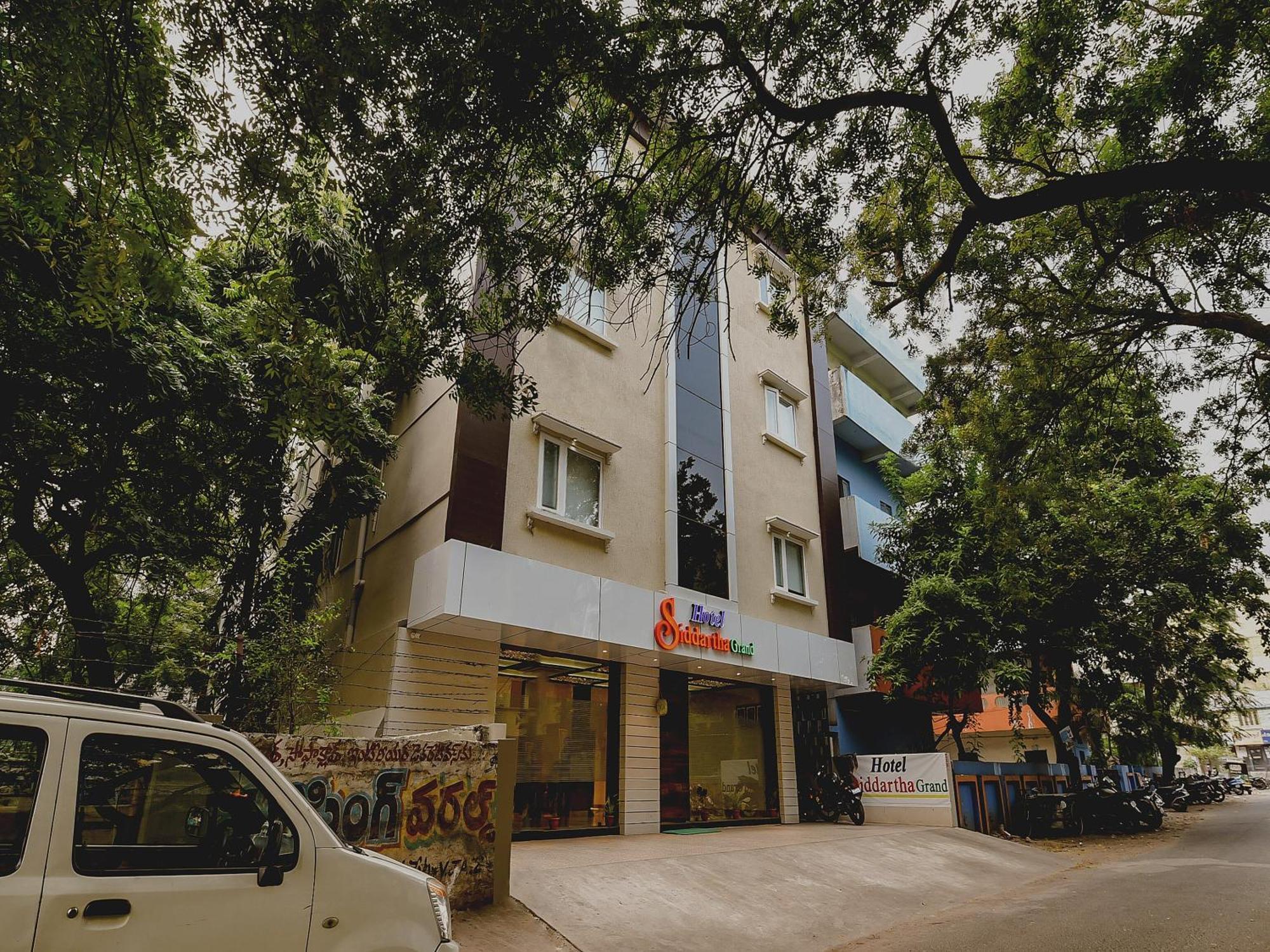 Super Capital O Siddartha Grand Hotel Vijayawada Exterior photo